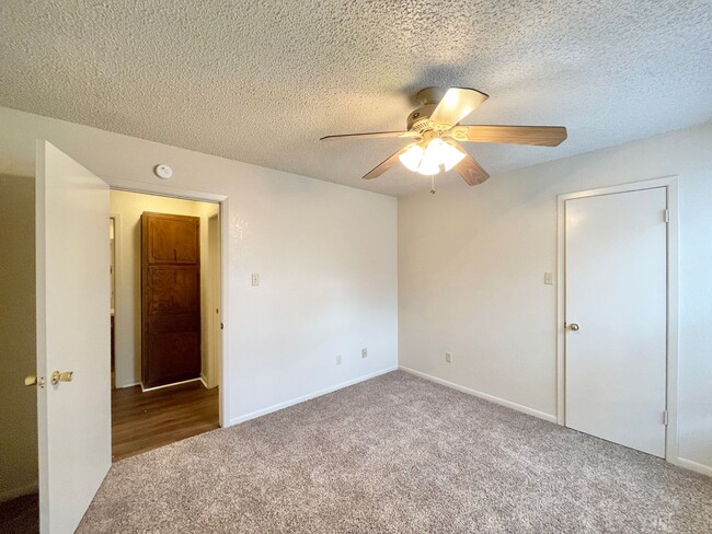 Building Photo - 3004 Chaucer Dr