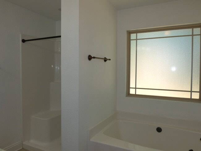Building Photo - Spacious 3-Bedroom Home - Great Location
