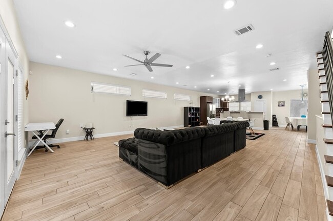 Building Photo - 3045 Clinton Dr