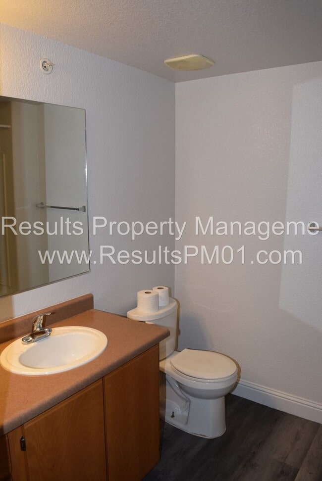 Building Photo - 1 Bed 1 Bath Roseville Condo Garage Attached