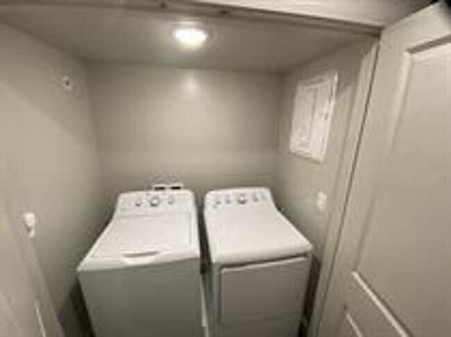 Building Photo - 2 Bed 1 Bath in Hurricane!!