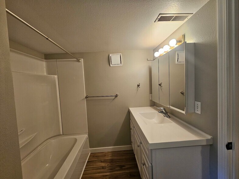 Building Photo - 509 S 11th Ave