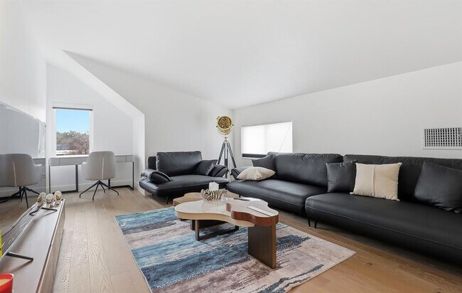 Building Photo - 1208 W Oltorf St