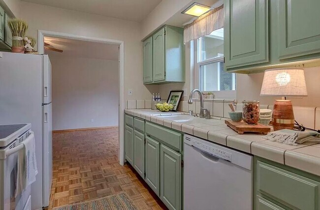 Building Photo - Fantastic 3 Bed 2 Bath Home Available Now!