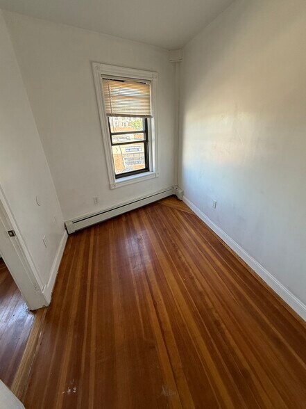 Building Photo - 428 Chelsea St