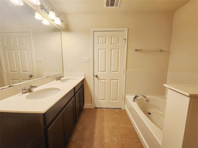 Building Photo - 20028 Ploughshores Ln