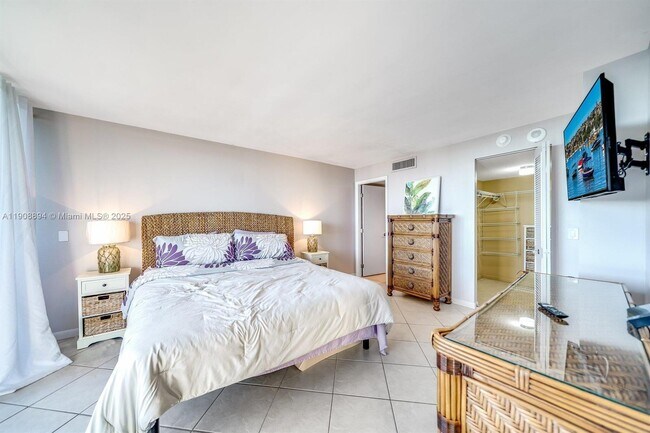 Building Photo - 5600 N Flagler Dr