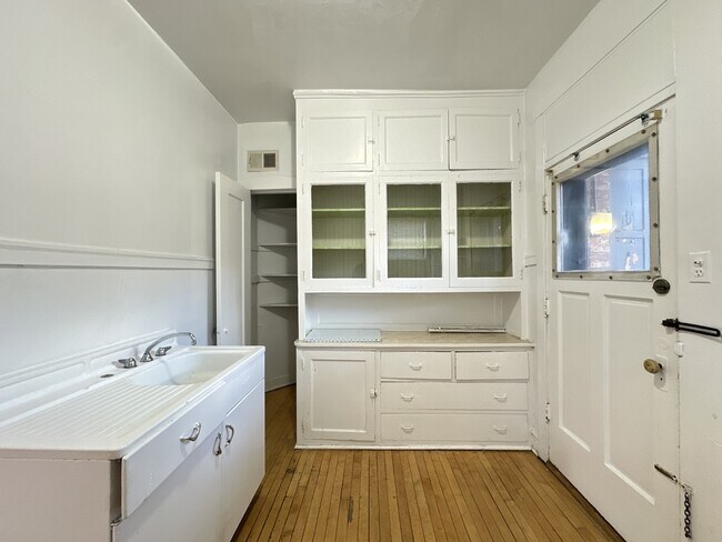 Building Photo - 1312 Oak Ave