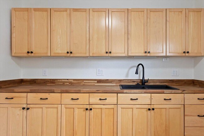 Building Photo - 635 Albion Ave