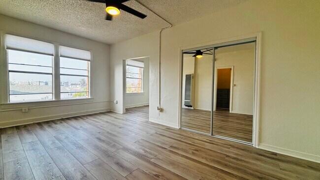 Building Photo - 4015 Melrose Ave