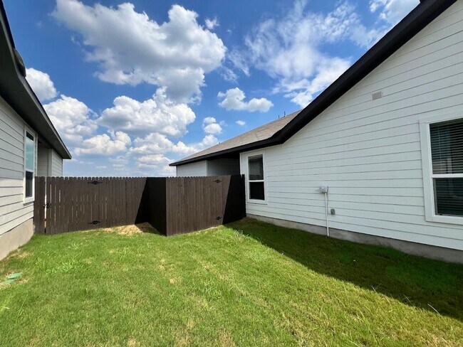 Building Photo - Luxury 4x3 Duplex in Buda, TX!