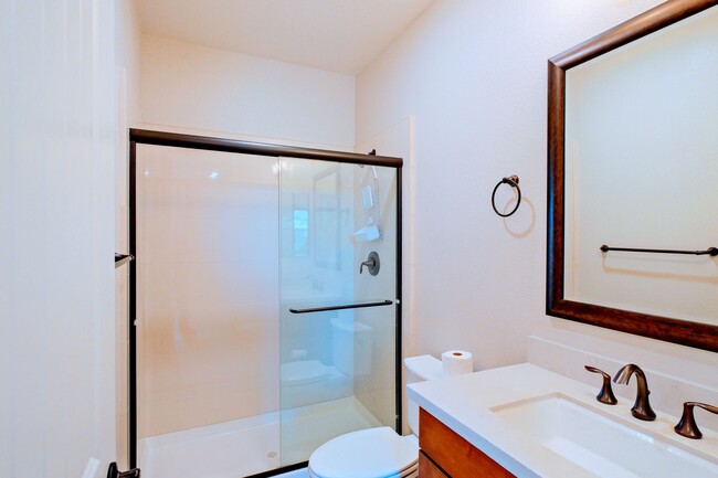 Building Photo - Beautiful end unit 4 bedroom condo in Dublin