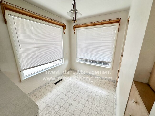 Building Photo - 2518 W Orchard Ave