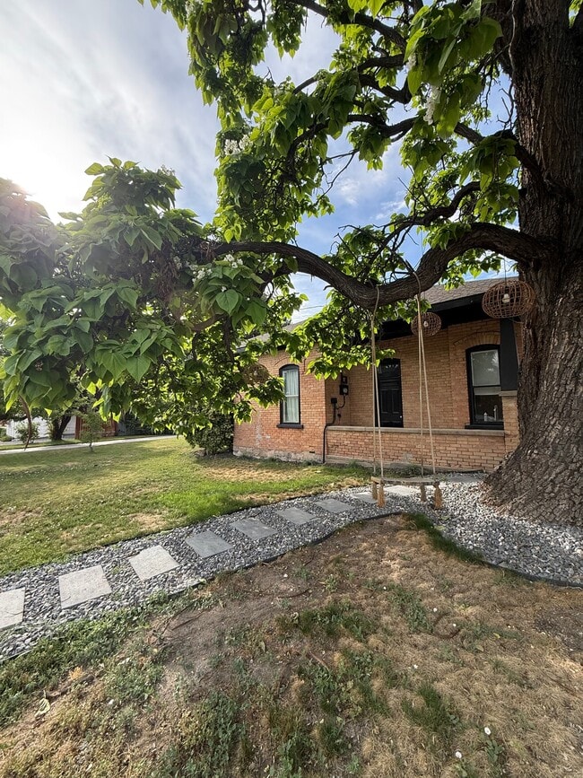 Building Photo - 595 E 900 N