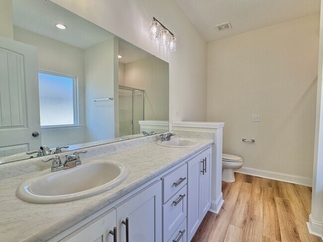 Building Photo - MOVE-IN READY! (Pet Friendly)