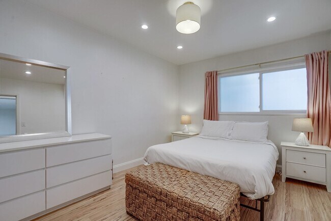 Building Photo - 12042 Sylvester St