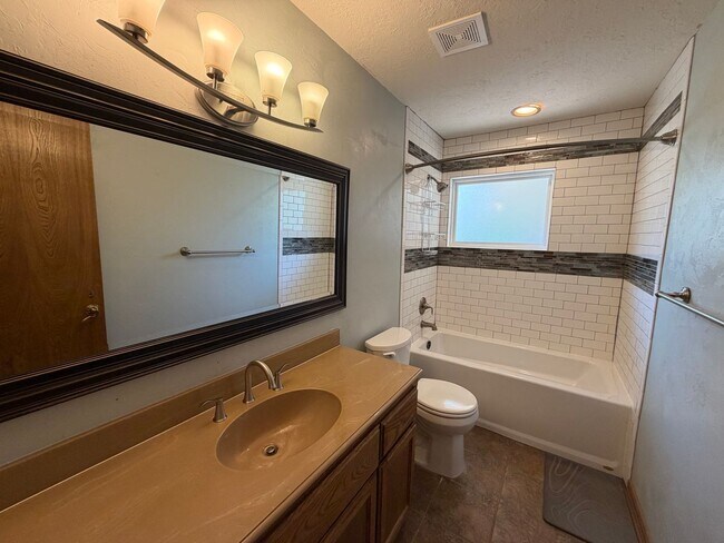Building Photo - 2517 Chateau Dr