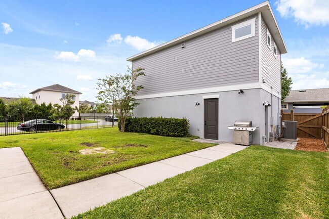 Building Photo - 13785 Behring Ave