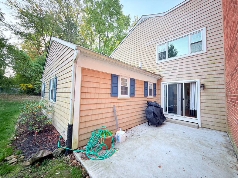 Building Photo - 365 Saybrook Ln