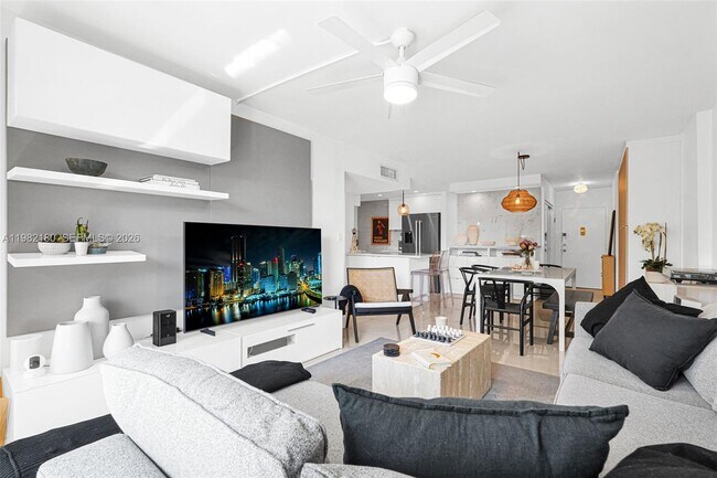 Building Photo - 1605 Bay Rd