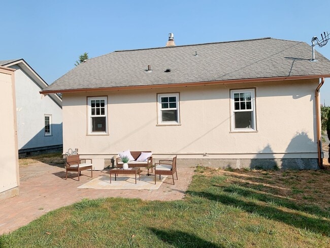 Building Photo - Adorable cottage in the Columbia Neighborhood