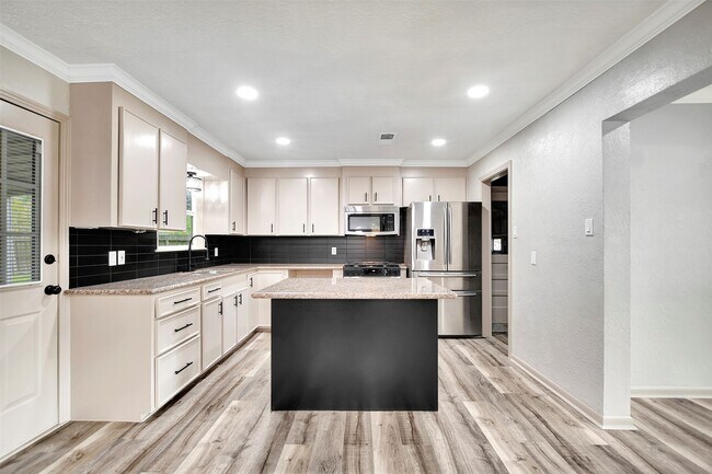 Building Photo - 1914 Monroe Dr