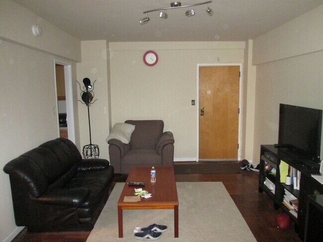 Building Photo - FREE RENT!  Unique Studio in Foggy Bottom with Solarium Near GW University and Hospital. An Excep...