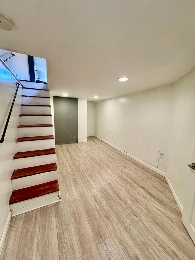 Building Photo - Updated Port Richmond Home