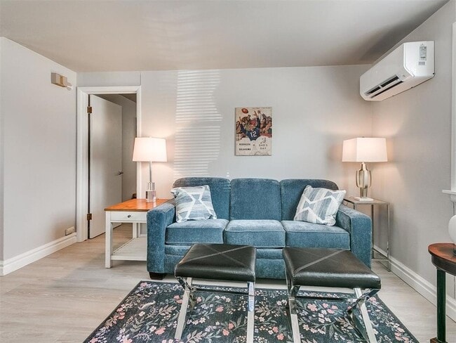 Building Photo - 203 E Brooks St