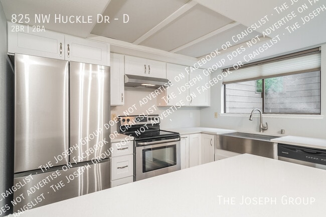 Building Photo - 825 NW Huckle Dr
