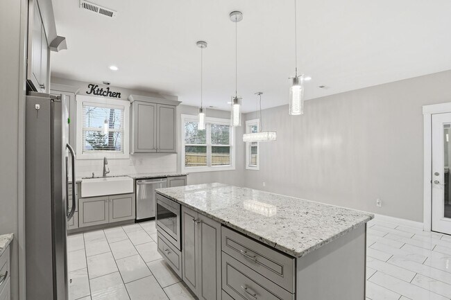 Building Photo - Beautiful Home With Large Yard In Fountain Inn