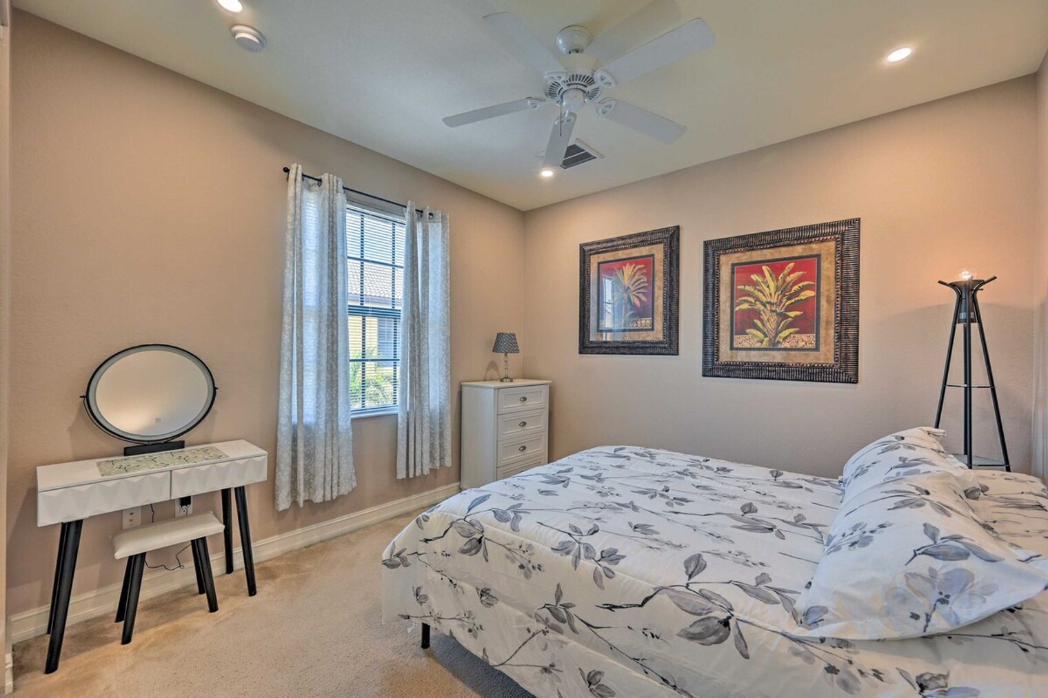 Building Photo - 9155 Delano St