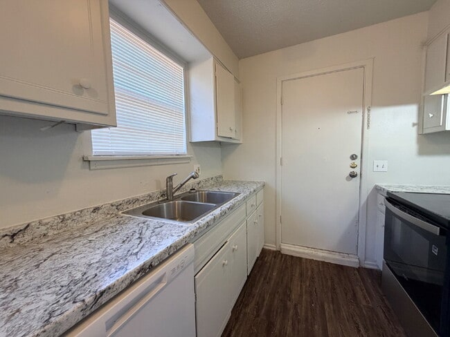 Building Photo - Three Bedroom Duplex