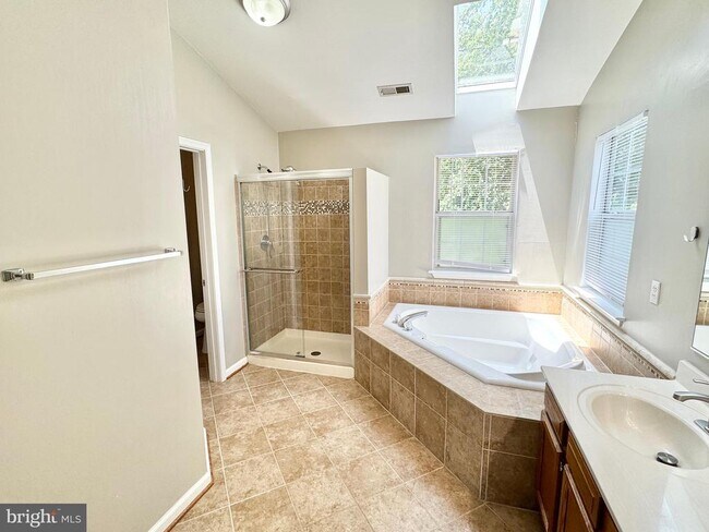 Building Photo - 16 Westchester Ct