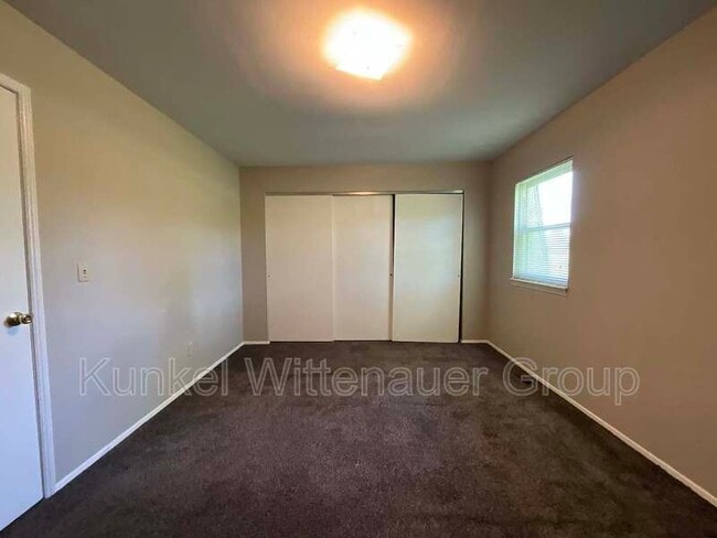 Building Photo - 711 White Oak Dr
