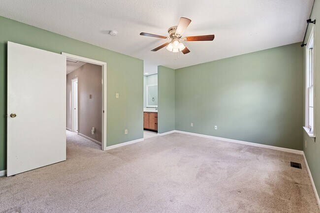 Building Photo - Spacious 3-Level Townhome Minutes from Dow...