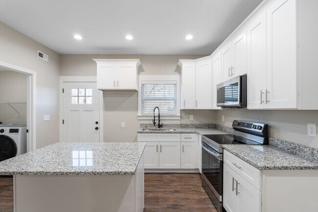 Building Photo - 3 bedroom BRAND NEW Townhome in Cleveland!