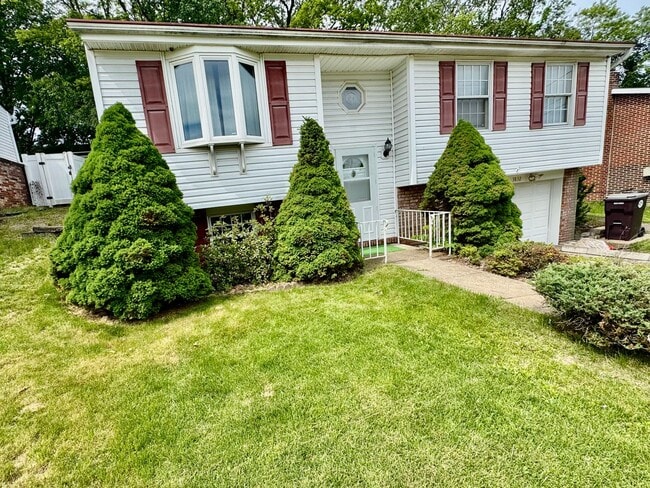 Building Photo - Spacious Split Level 3/1.5 House in Baldwi...