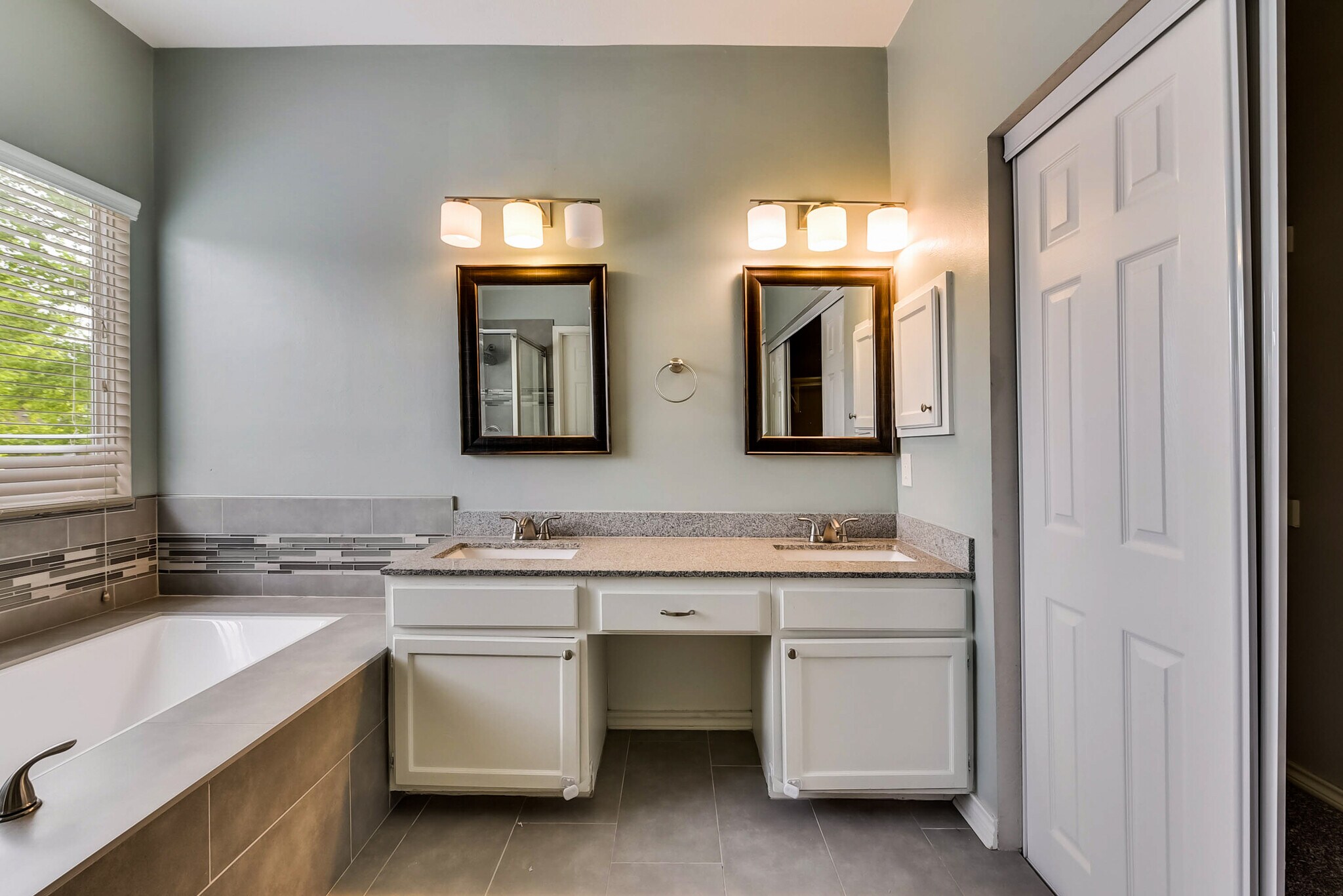 Master Bathroom - 4231 Crestedge Ln