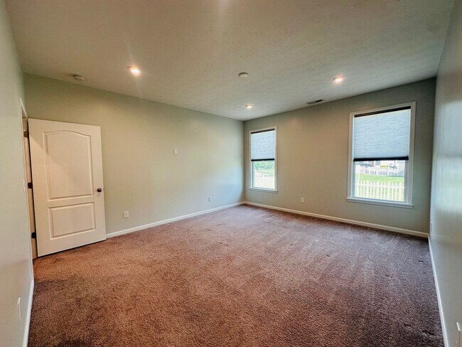 Building Photo - Contemporary Comfort Meets Convenience in Mt. Washington