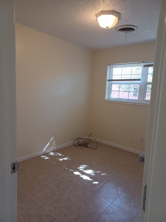 Building Photo - 120 Sandy Ln