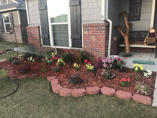 Plenty of room for flowers in the spring and summer - 7303 S Laurel Pl