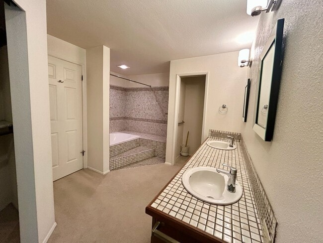 Building Photo - North Capitol Hill Condo