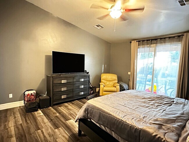 Building Photo - HIGHLY DESIRABLE AND SPACIOUS HOME FULLY EQUIPPED WITH SOLAR PANELS + LANDSCAPING INCLUDED