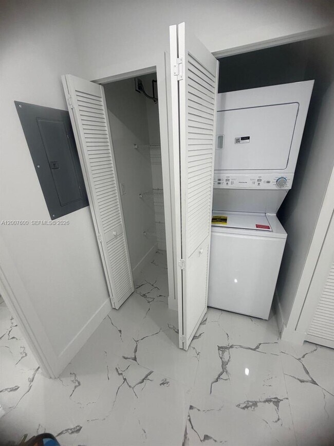 Building Photo - 2431 NW 23rd St