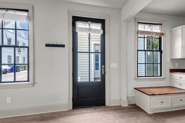 Building Photo - 3 Bedroom 2.5 Bath House in the hip Elliot...