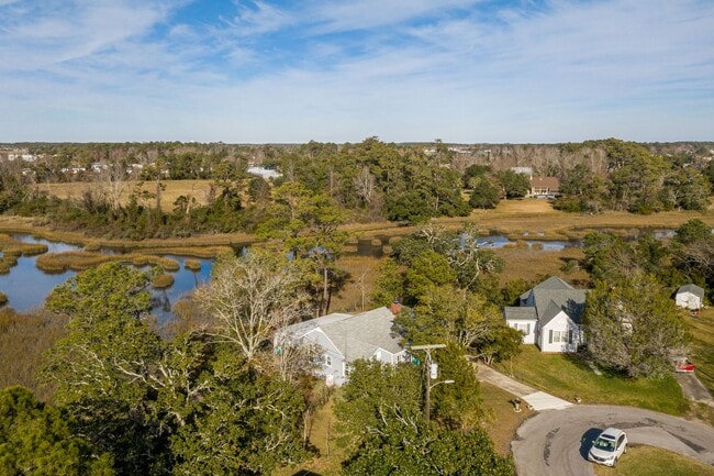 Building Photo - Marsh View Beaufort Home Available Now