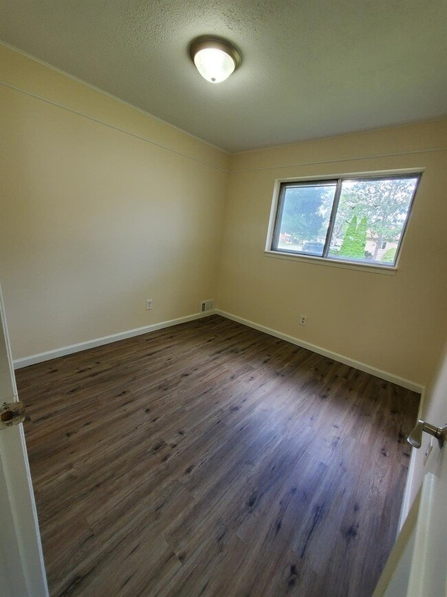 Building Photo - Updated 3 Bedroom Ranch w/ Tiled Flooring ...