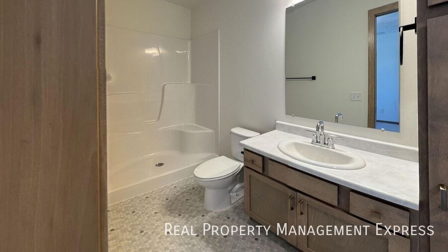 Building Photo - 3 Bed 2.5 Bath Townhome in West Sioux Falls