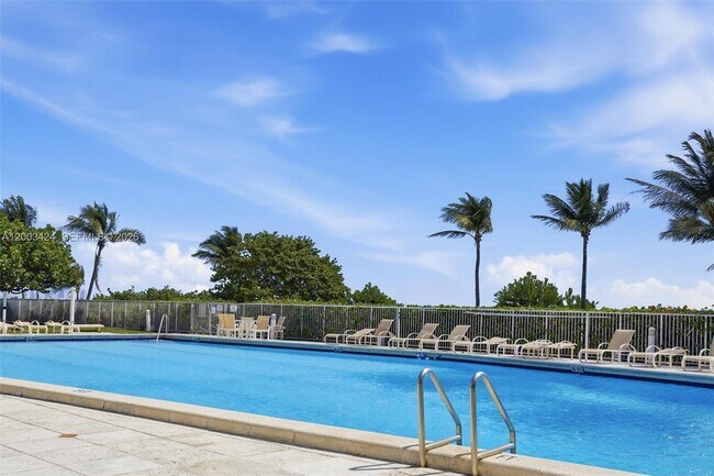 Building Photo - 600 Grapetree Dr